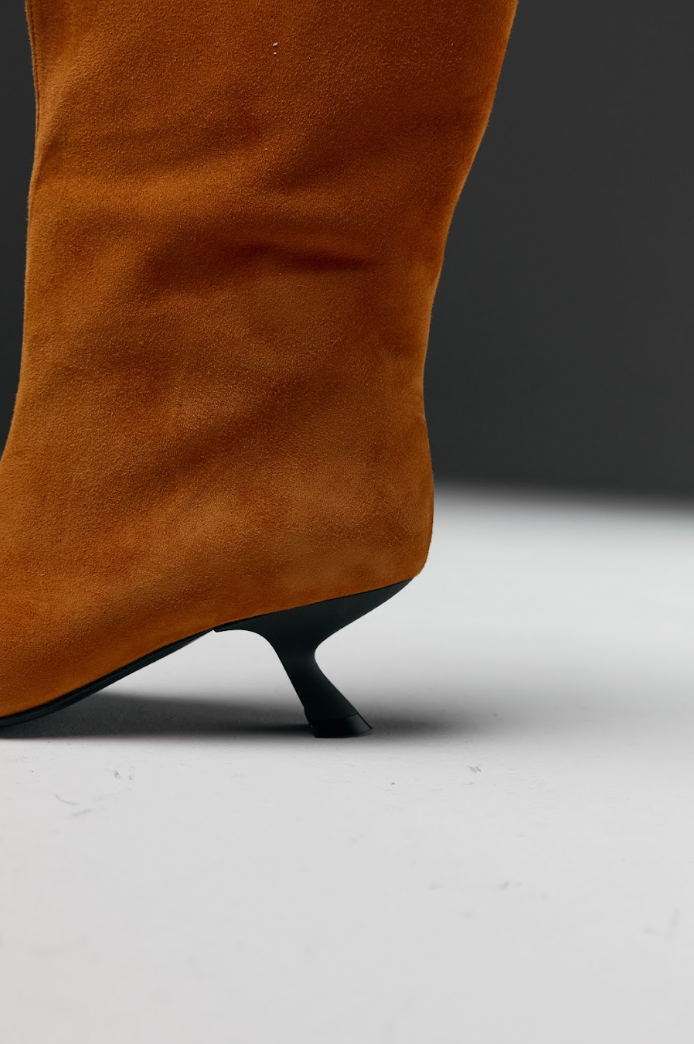 Alter boots in black with ginger velour
